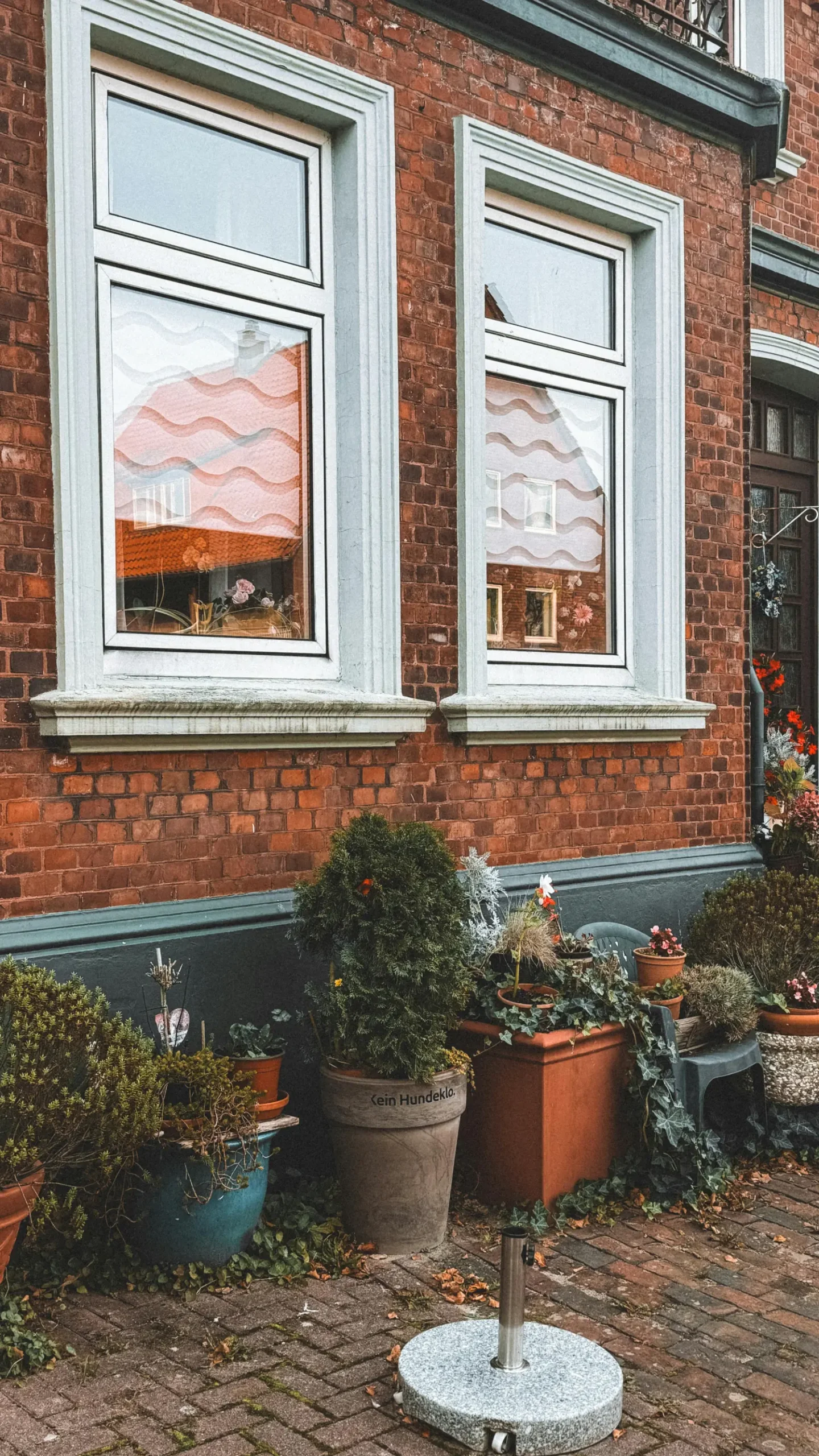 Fenster in einer Backsteinwand