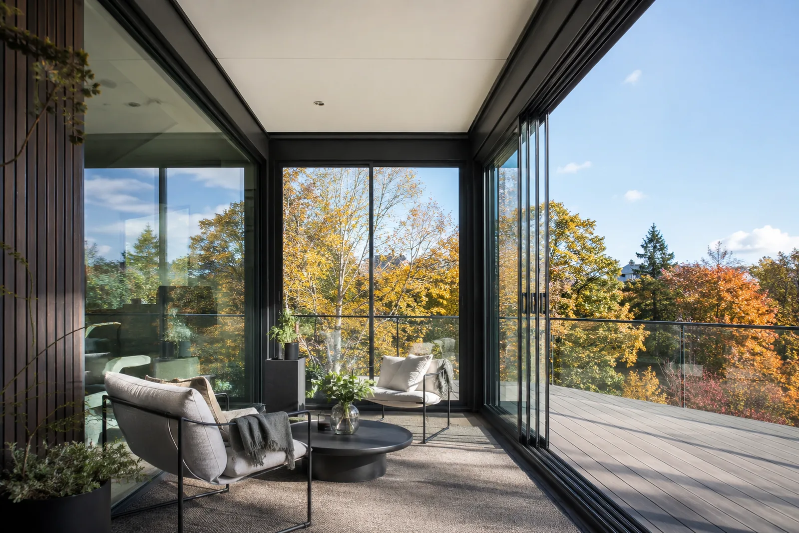 Kaltwintergarten als unbeheizter Wind- und Wetterschutz am Balkon