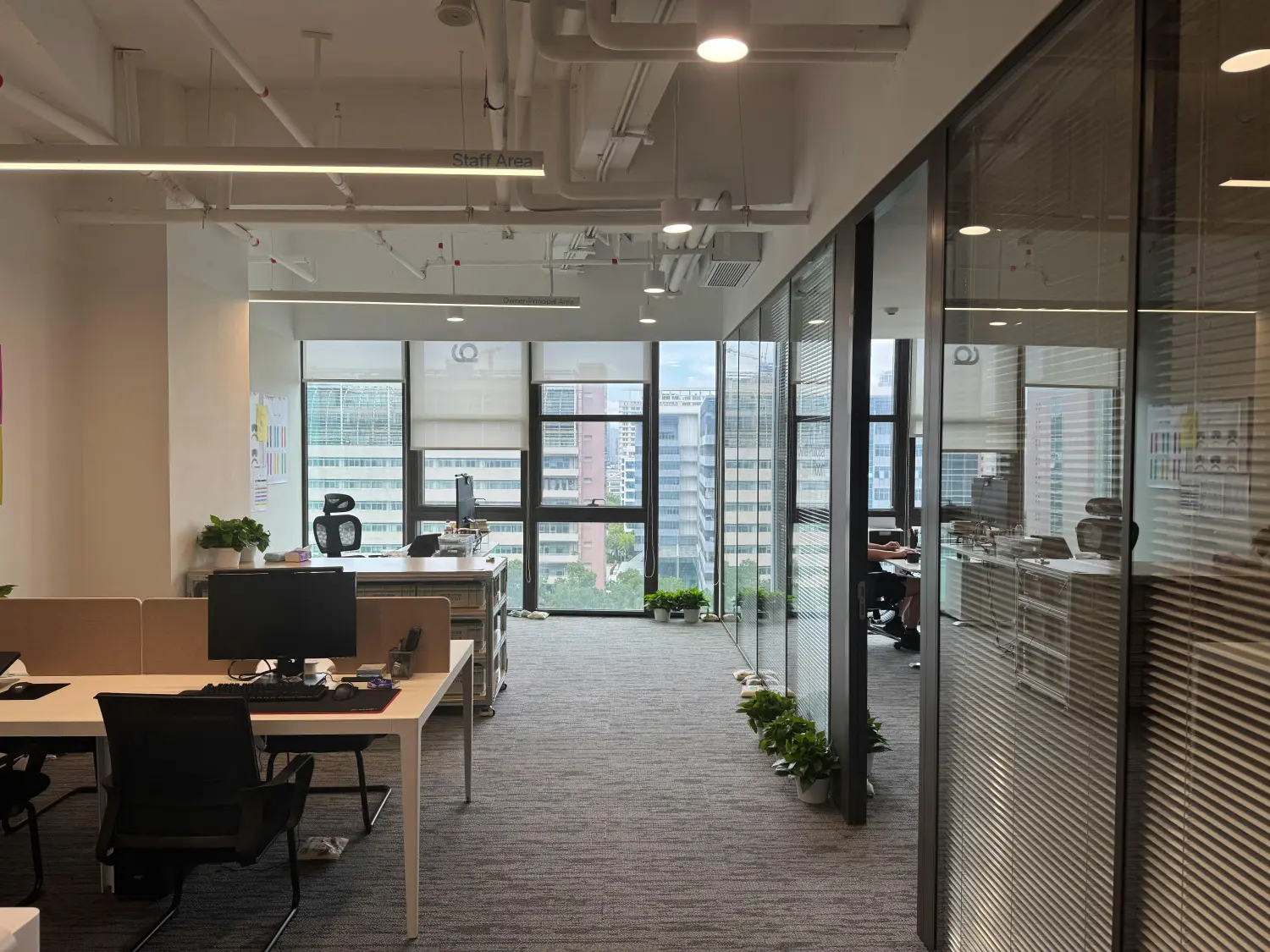 Gläserne Büro-Trennwand