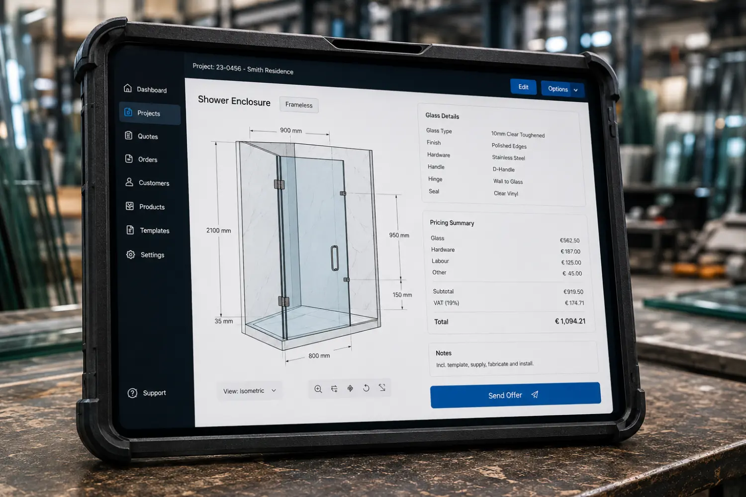 Glaser bei der Durchführung eines digitalen Aufmaßes mit einem Tablet auf der Baustelle.