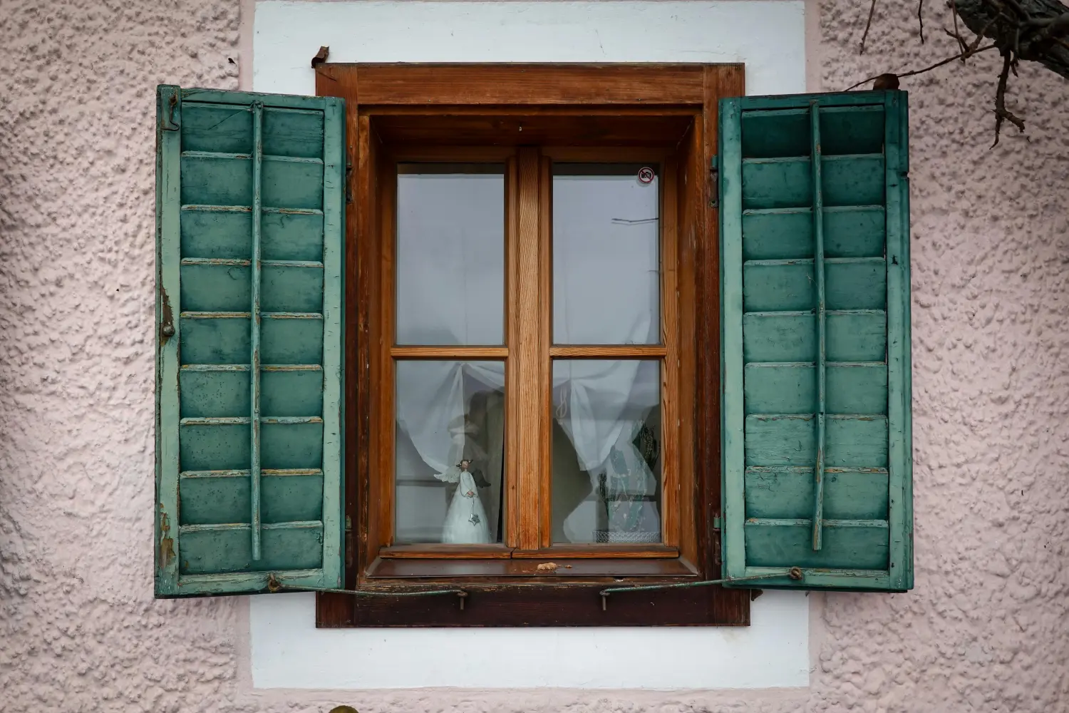 Nahaufnahme eines Holz-Aluminium-Fensters, das die warme Holz-Innenseite und die wetterfeste Aluminium-Außenschale zeigt