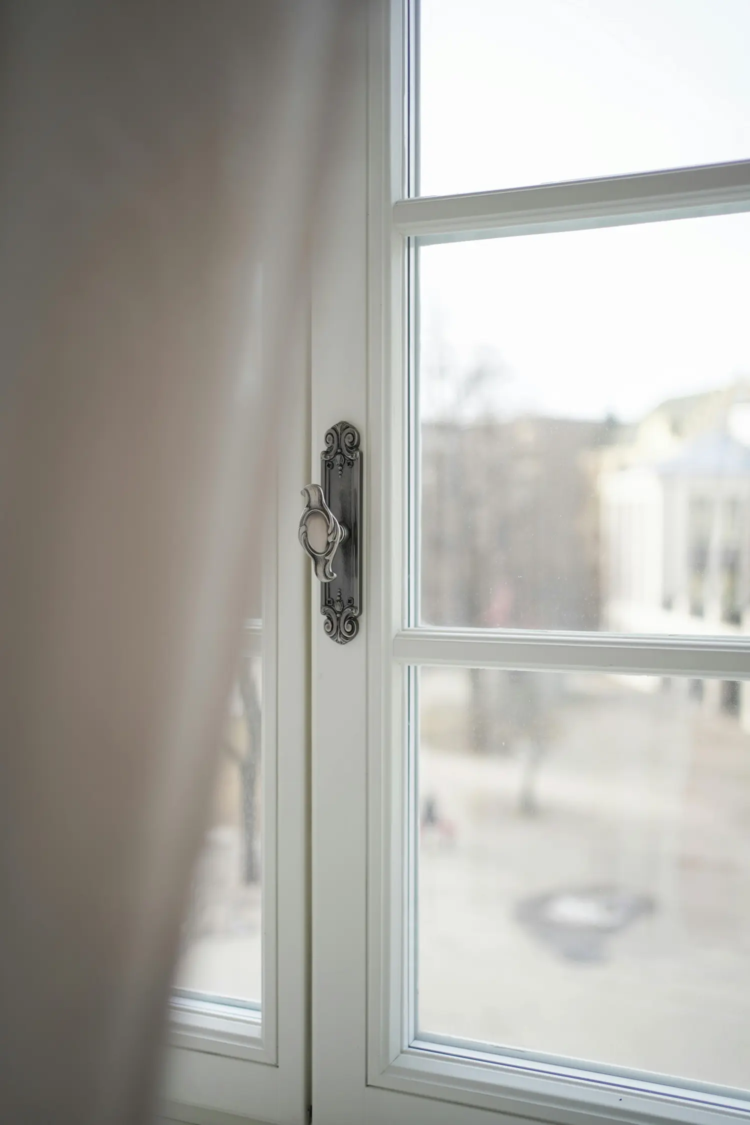 Ein geöffnetes Fenster mit einem klaren Blick nach draußen, das durch regelmäßige Wartung leichtgängig bleibt.