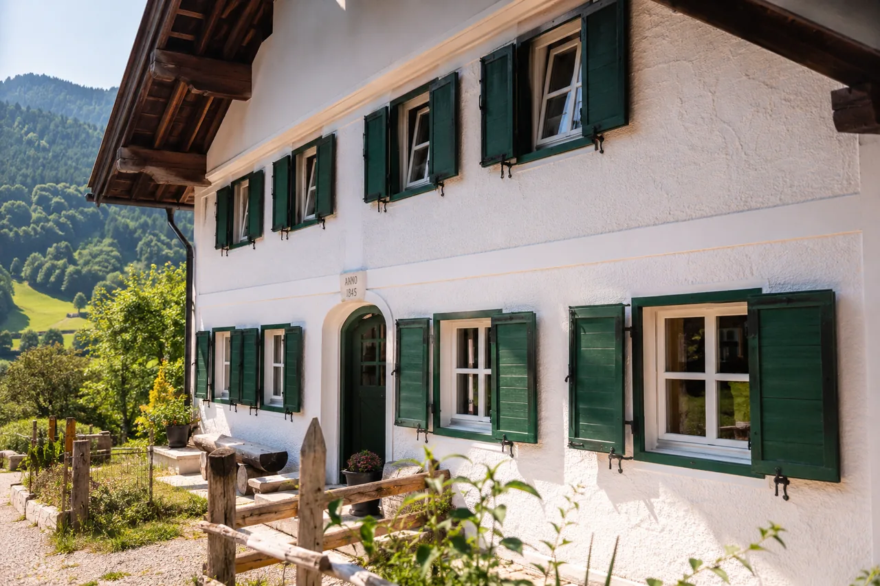 Holzfensterläden im Landhausstil an einem ländlichen Anwesen.