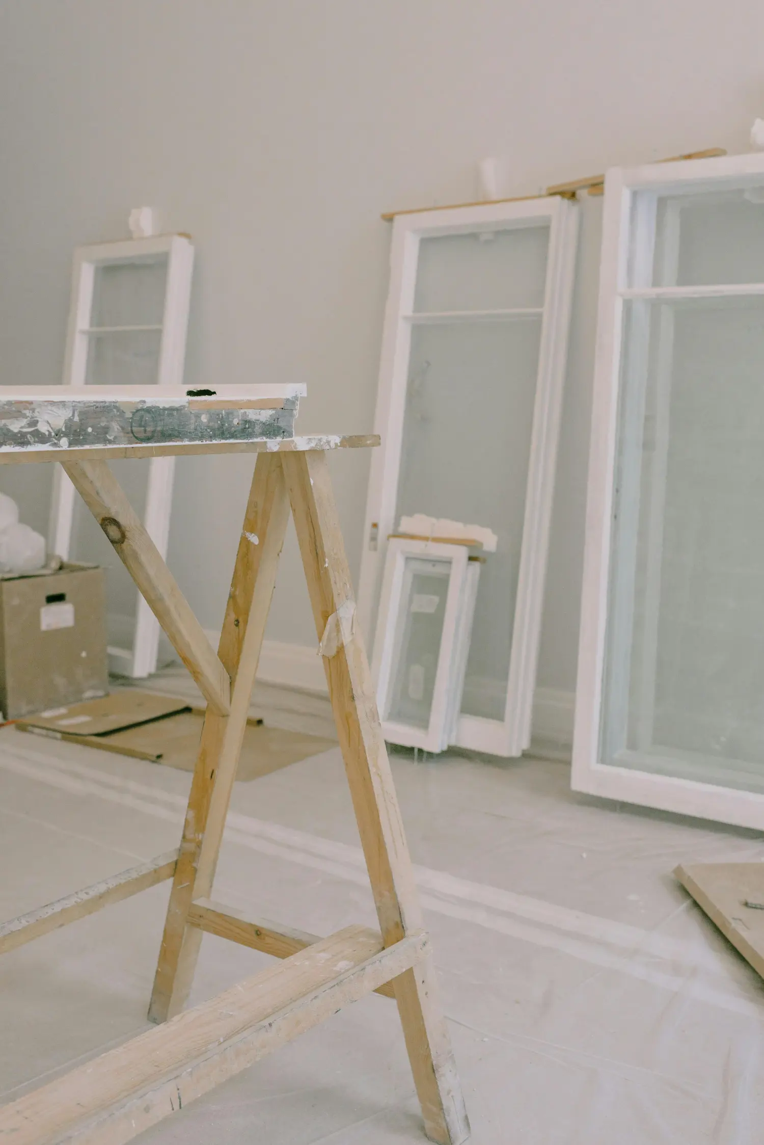 Ein altes Holzfenster wird von einem Fachmann auf Schäden geprüft, um über Reparatur oder Tausch zu entscheiden.