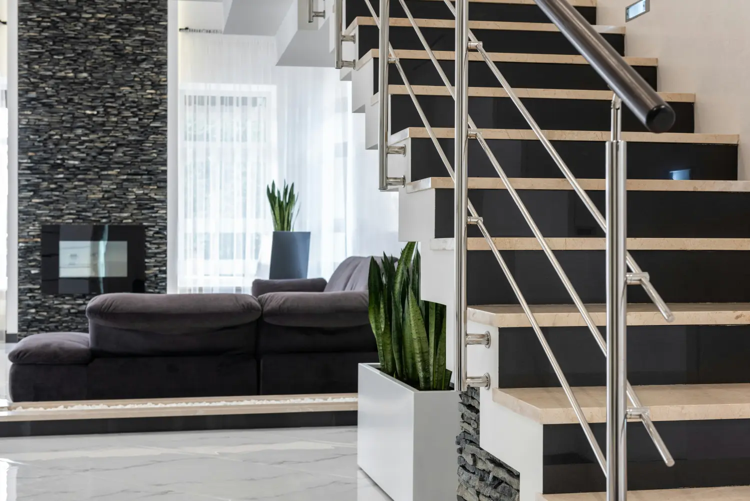Modernes Ganzglasgeländer auf einem Balkon sorgt für freie Sicht