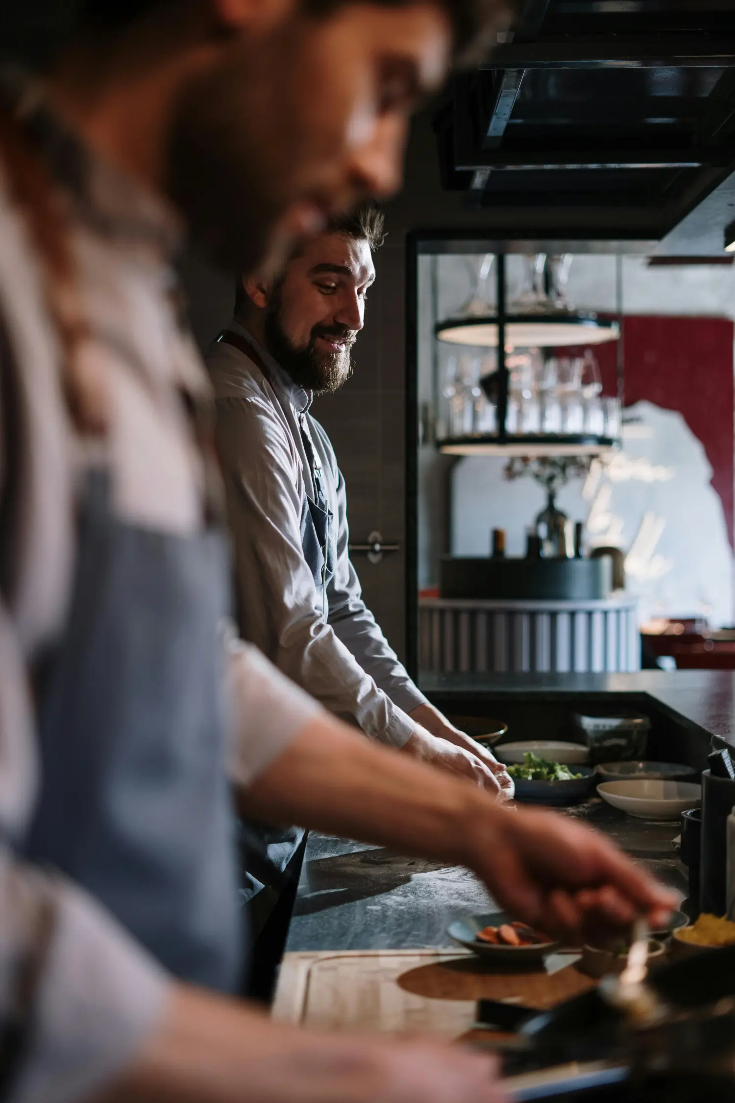 Hygienischer Spuckschutz aus Glas über einem reichhaltigen Buffet in einem Restaurant