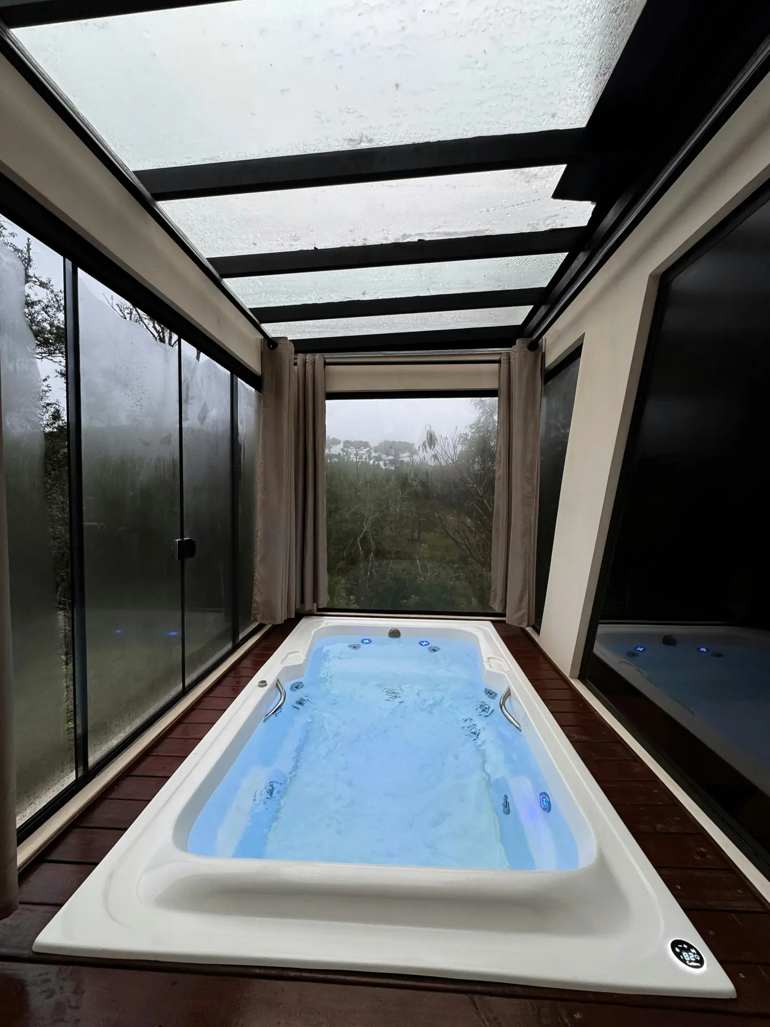 Moderne Sauna mit einer Ganzglastür aus Einscheiben-Sicherheitsglas (ESG)