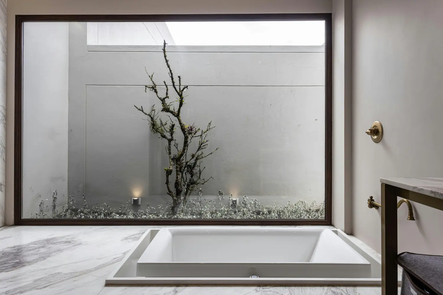 Große Glasfront mit Dreifach-Isolierverglasung an einem Indoor-Pool