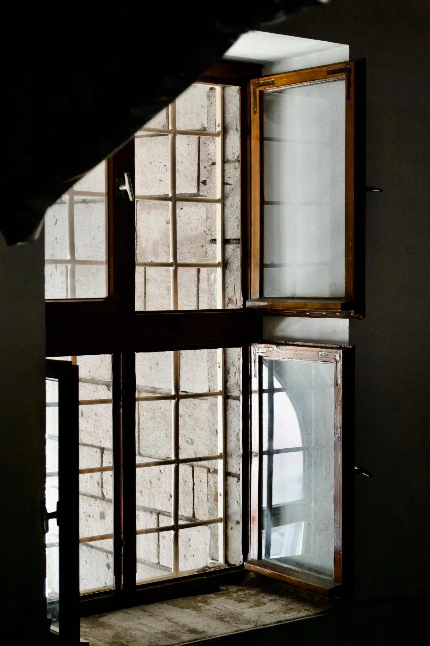 Passgenaue Glas-Duschwand in einem Badezimmer mit Dachschräge.