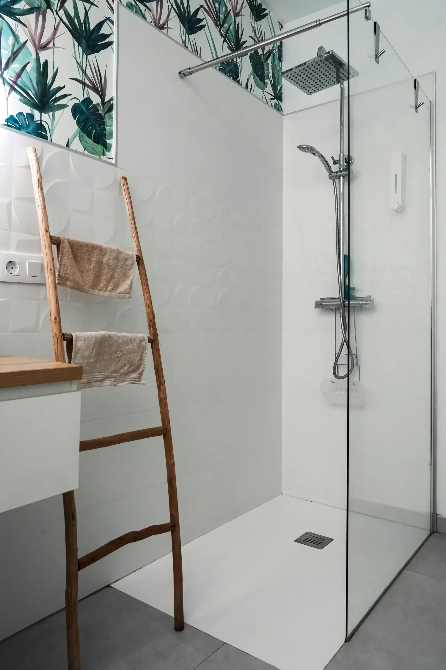 Rahmenlose Glasdusche schafft optische Weite in einem kleinen Bad