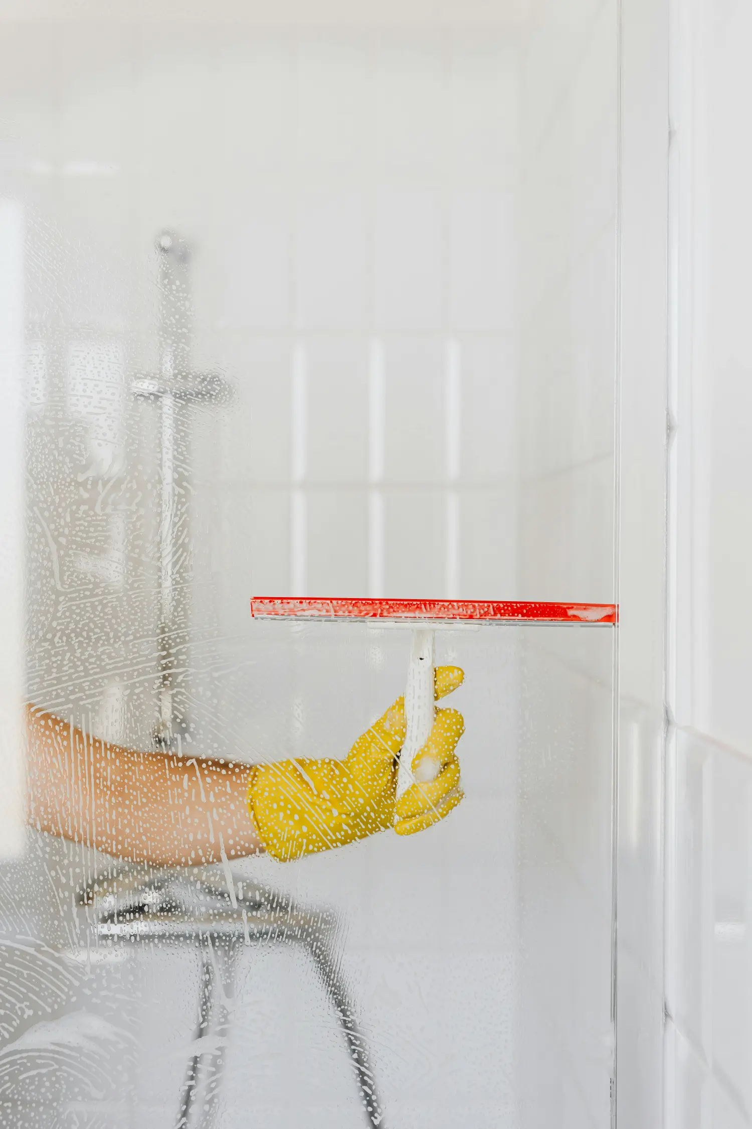 Wasserperlen auf einer nano-versiegelten Glasdusche dank Lotos-Effekt