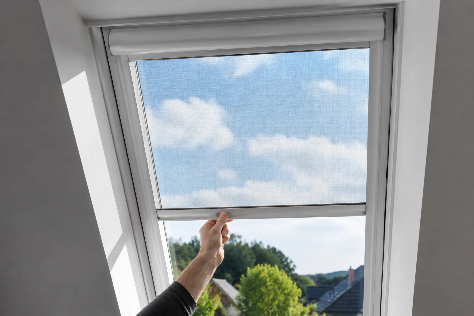 Maßgefertigtes Insektenschutzgitter (Gelsengitter) für ein Dachschrägenfenster.