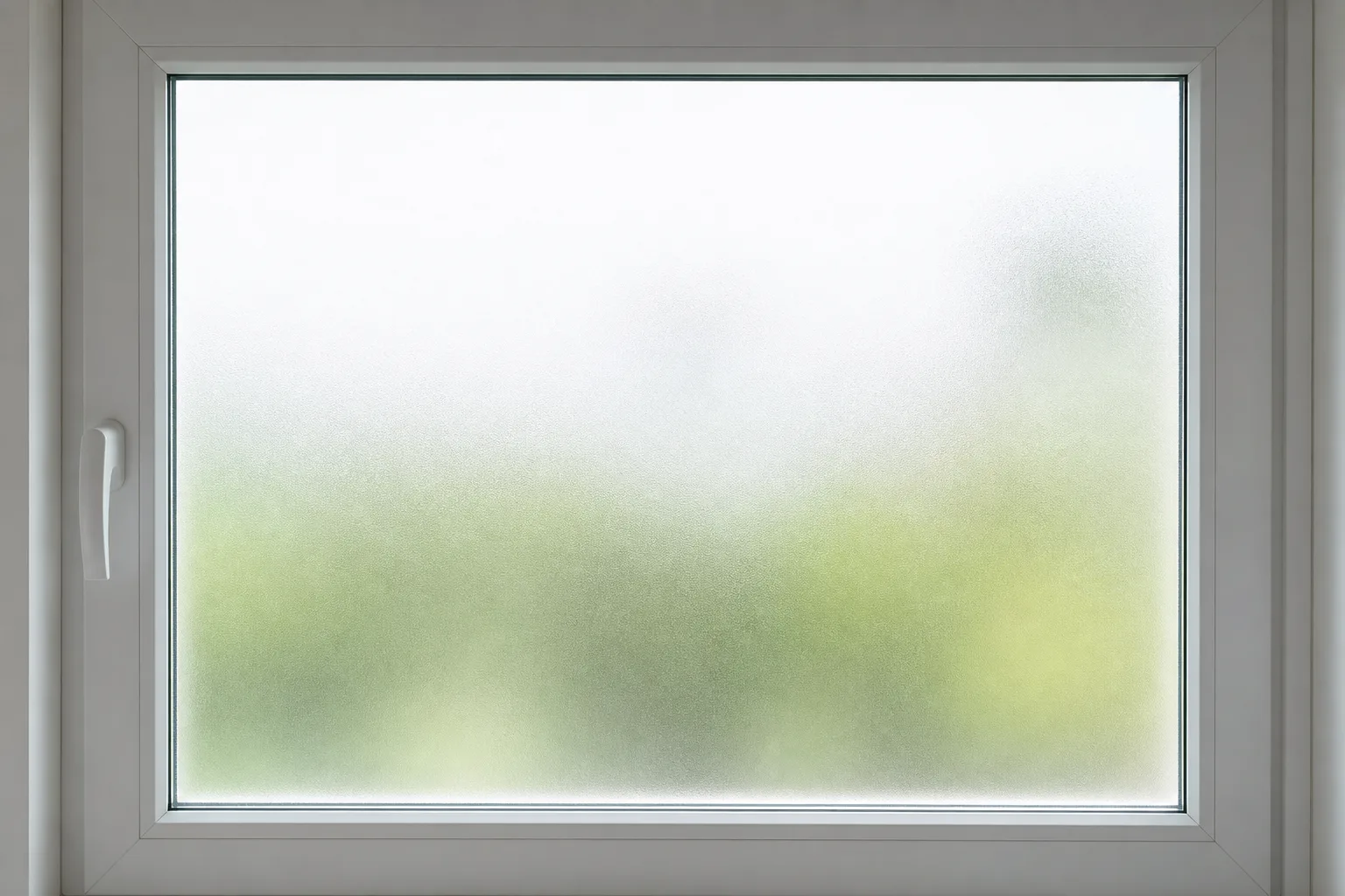 Fenster im Badezimmer mit blickdichter Milchglasfolie bei Tageslicht von außen betrachtet.