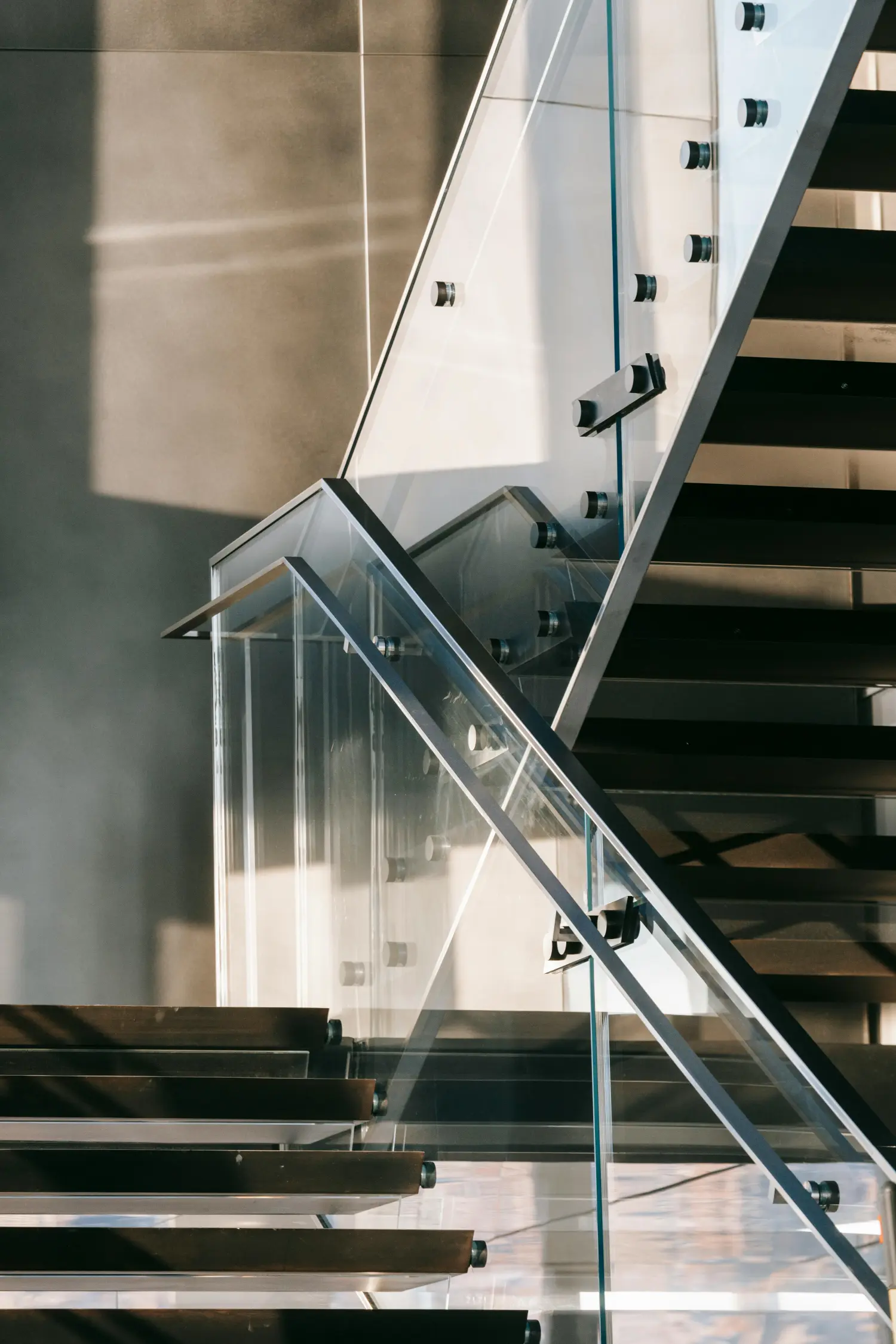 Eine minimalistische, bodengleiche Glasdusche in einem modernen Badezimmer