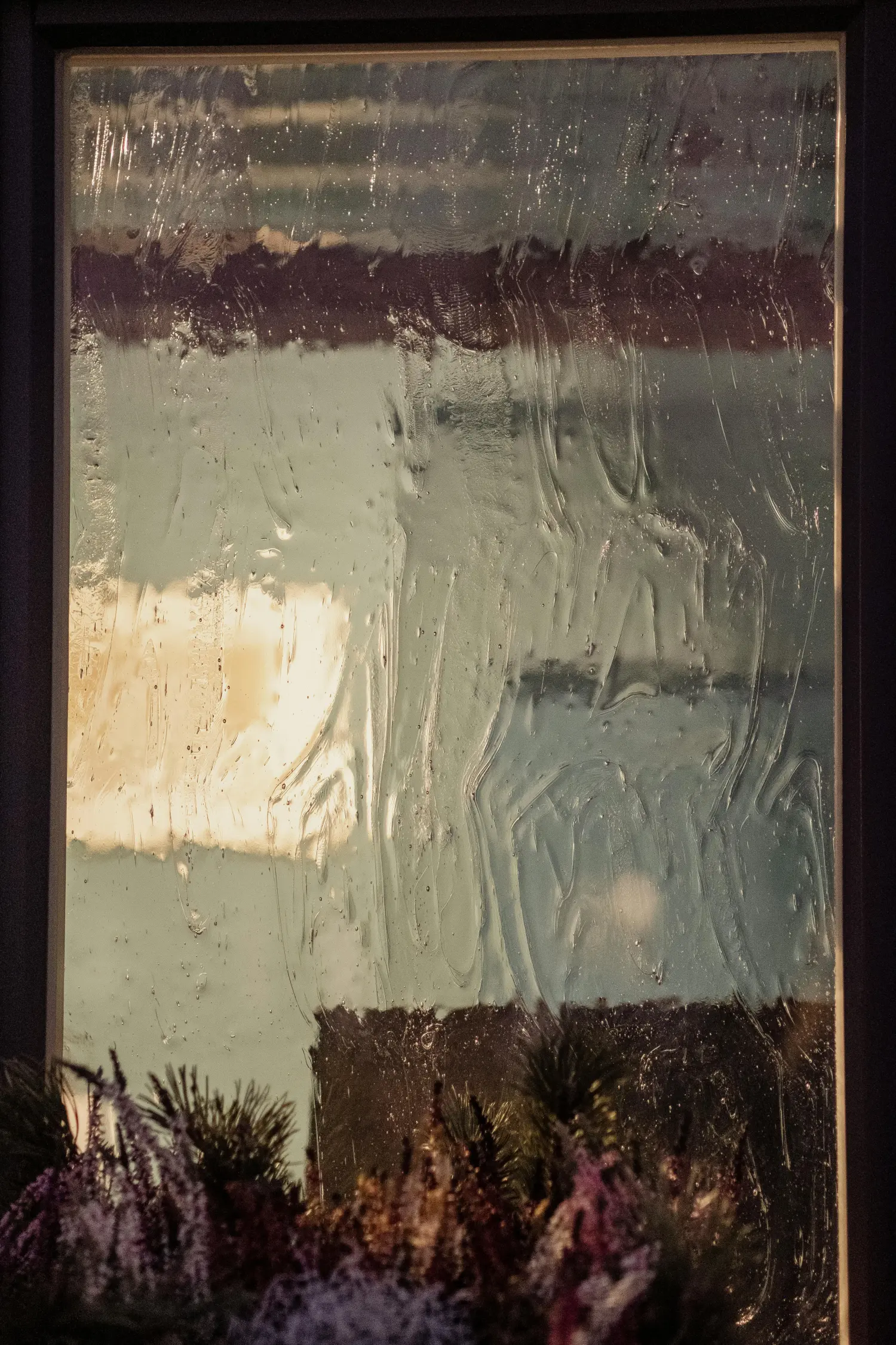 Ein Glas mit einer feinen, wolkenartigen Struktur ähnlich dem Muster „Chinchilla“.