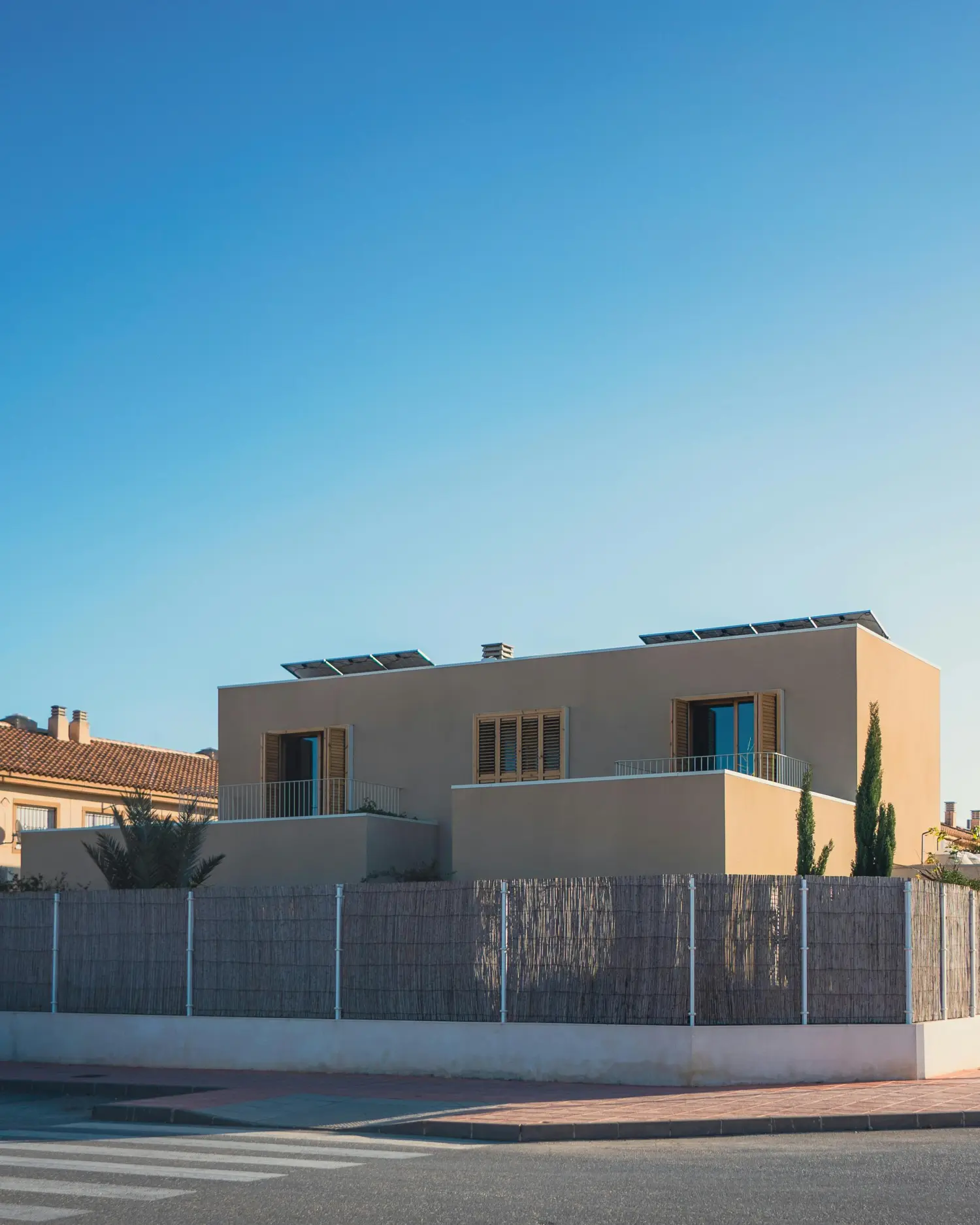 Heller, sonnendurchfluteter Wohnraum mit großen Passivhaus-Fenstern, die solare Gewinne maximieren.