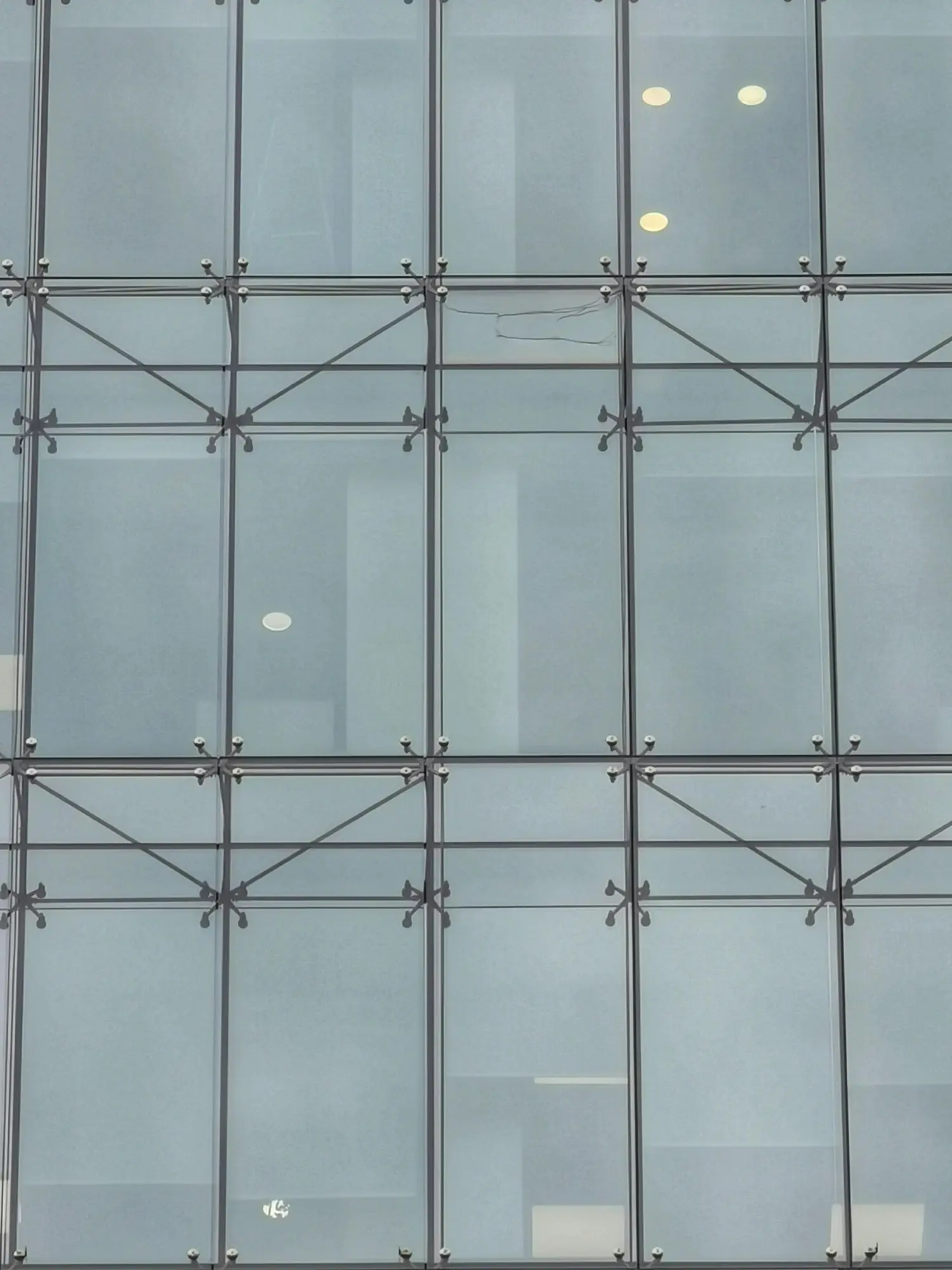 Moderne Außenfassade eines Bürogebäudes mit rahmenloser Structural Glazing Verglasung