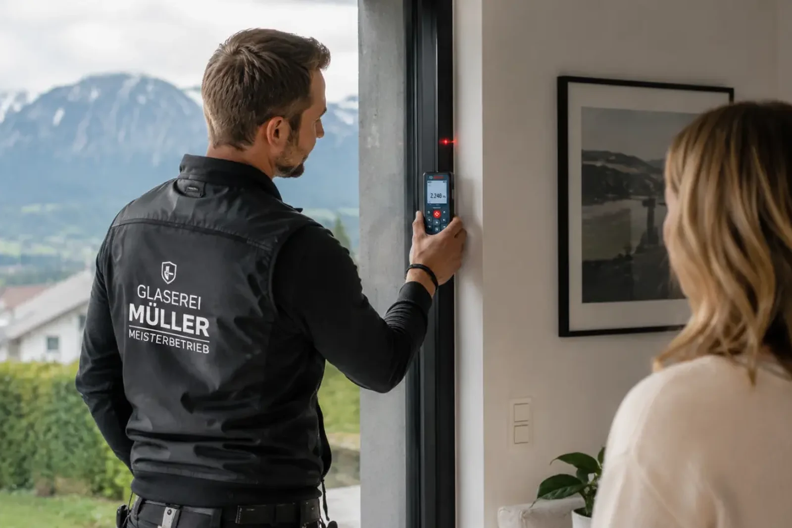 Glasermeister nimmt bei einer Kundin exaktes Aufmaß für den Fenstereinbau