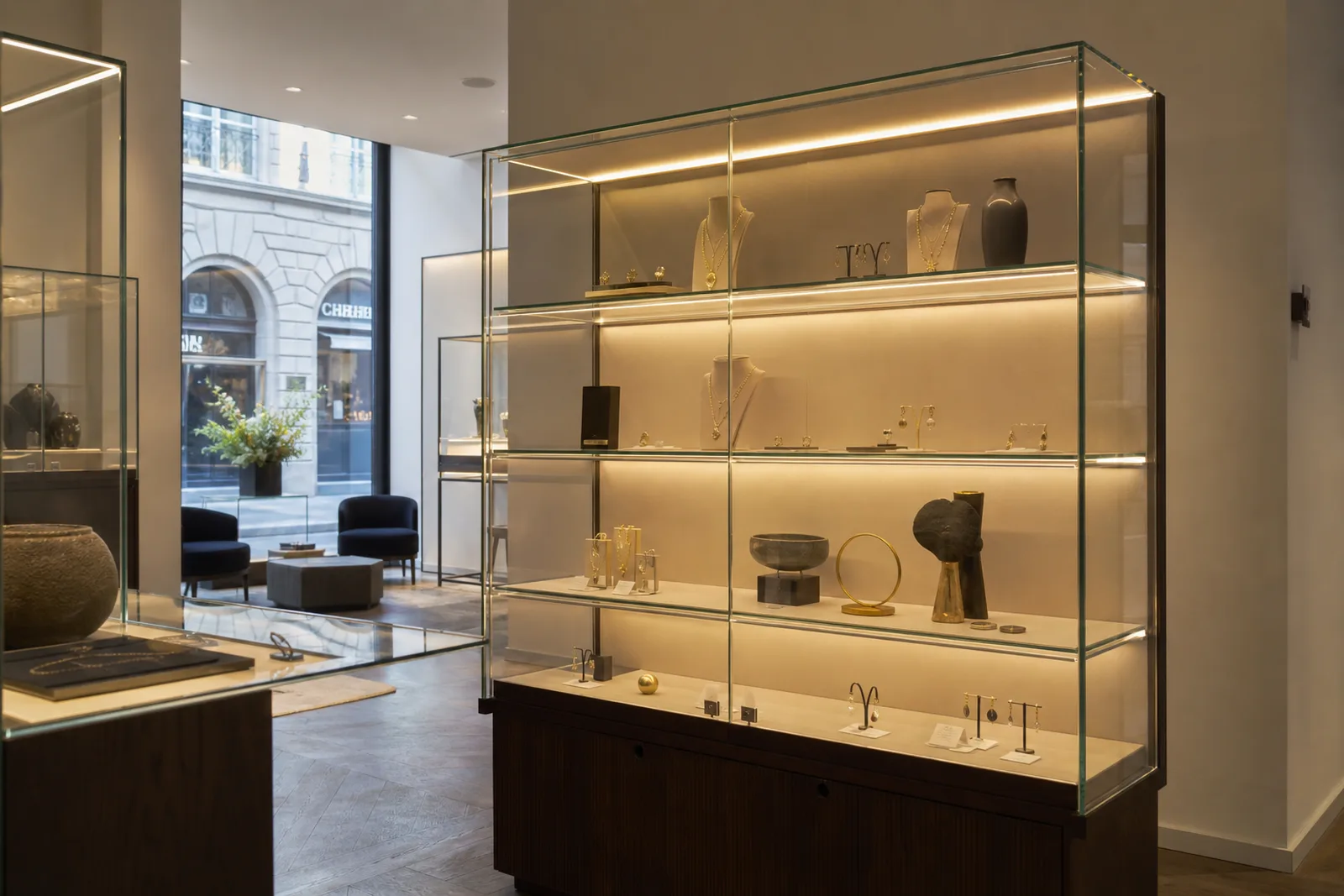 Beleuchtete Glasvitrine mit Verkaufsware in einem modernen Ladengeschäft in Österreich