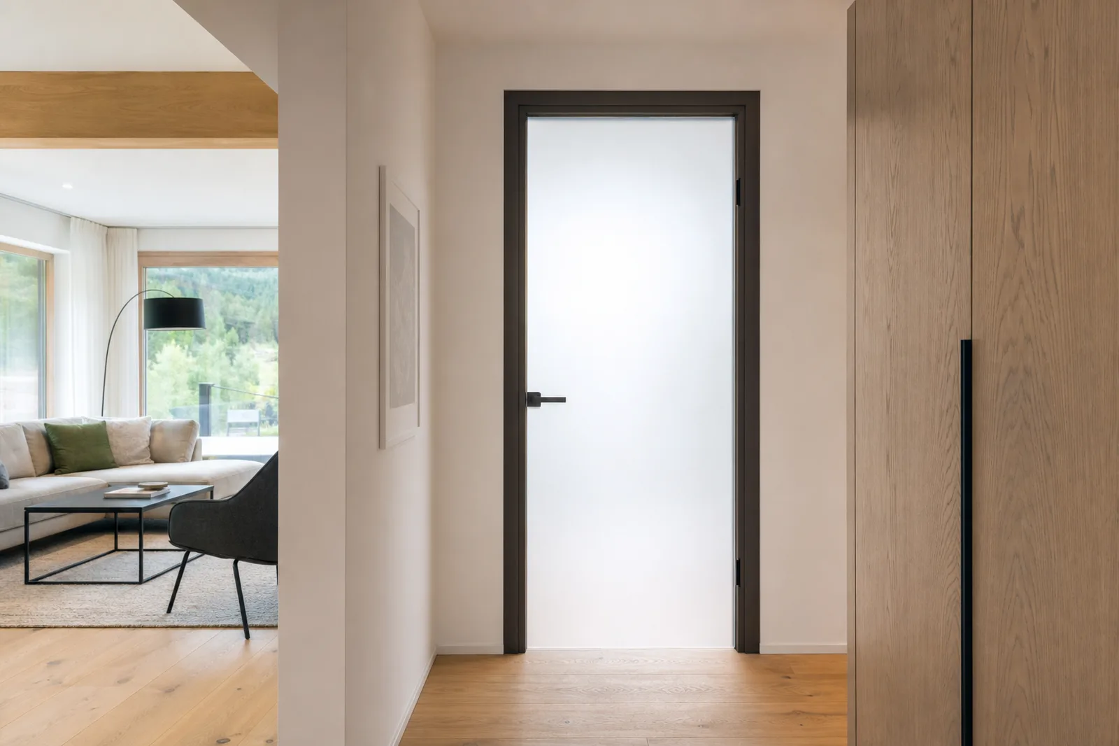 Milchglas-Innentür als blickdichte Raumtrennung in einem Wohnbereich