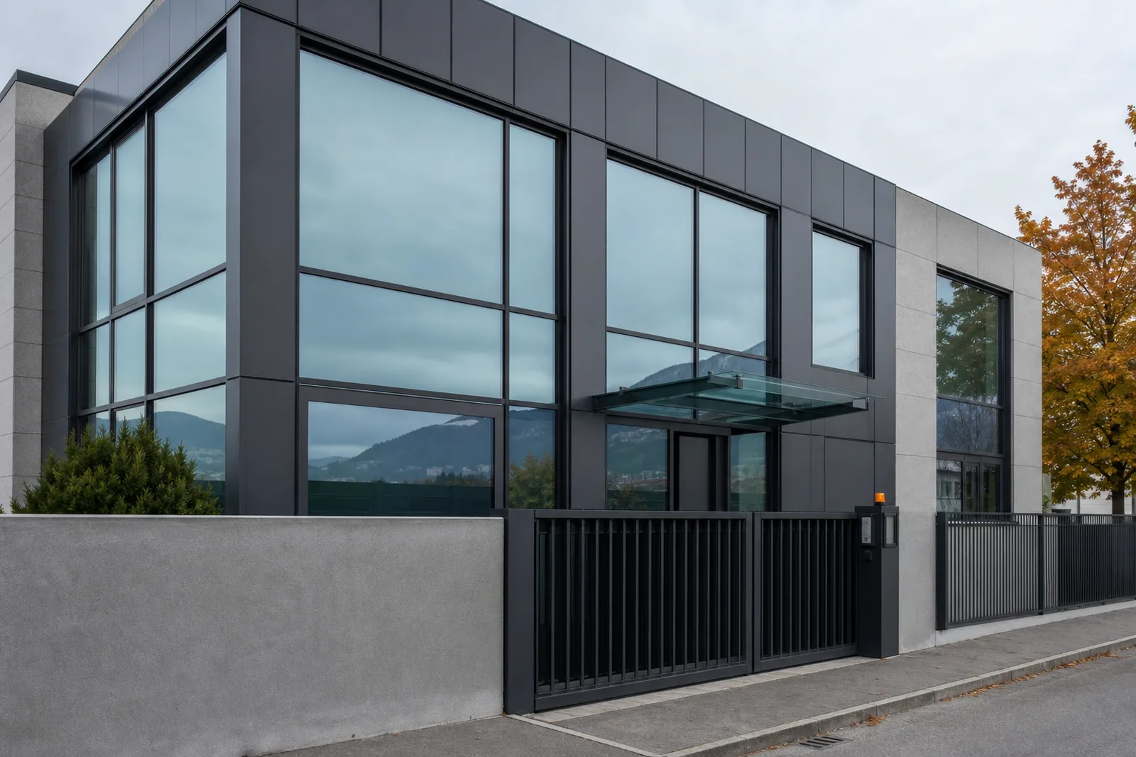 Gesichertes Geschäftsgebäude mit Panzerglasfenstern in der Fassade