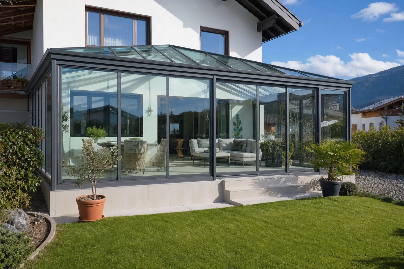 Moderner Wintergarten-Anbau mit großzügiger Verglasung an einem Einfamilienhaus